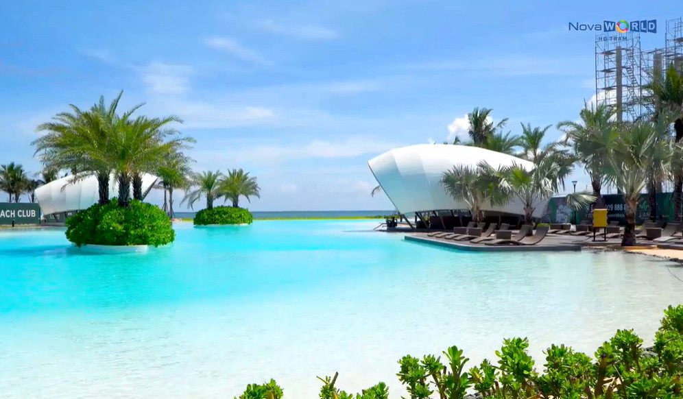 Beach Club và hồ nước mặn ven biển